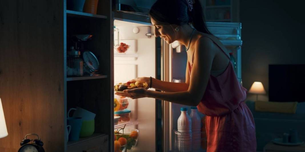 Aç yatmanın ardındaki gerçek! Gece aç kalmak zayıflatıyor mu, yoksa hastalık mı getiriyor? Gerçeği bilim açıkladı! 1